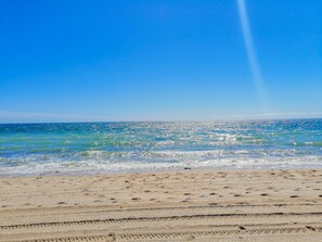 Beach nearby, white sand, beach towels