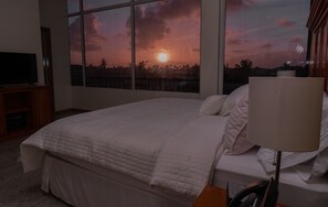 Edredón, caja de seguridad en la habitación y escritorio 