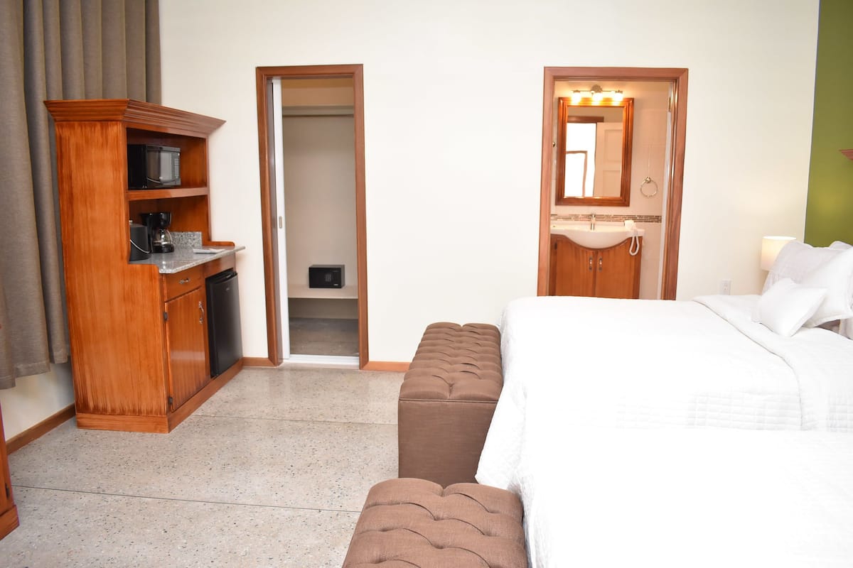 Habitación doble Deluxe, 2 camas Queen size | Edredón, caja de seguridad en la habitación y escritorio 
