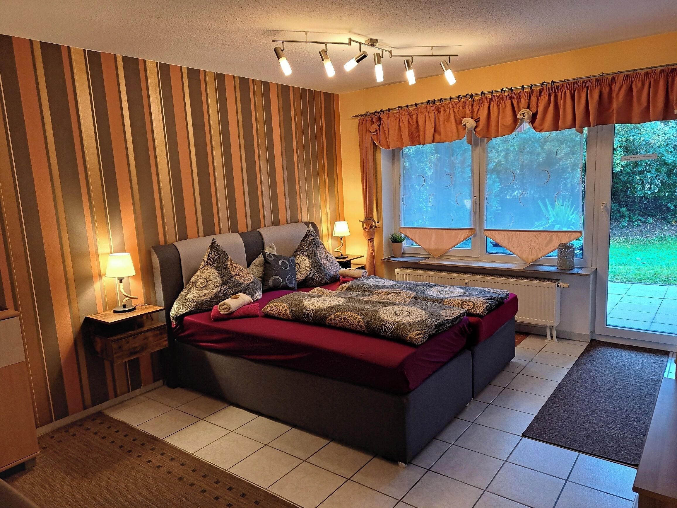 Ferienwohnung Reinhard zentral in Volkach gelegen-Schlafraum