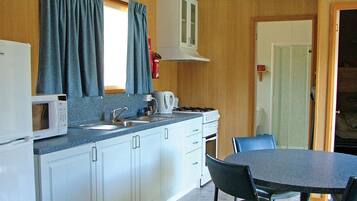 Großer Kühlschrank, Mikrowelle, Ofen, Herdplatte