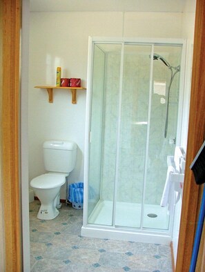 Comfort Cabin | Bathroom | Shower, free toiletries, hair dryer, towels