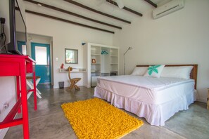 Suite Deluxe, 1 letto king, vista piscina | Biancheria da letto di alta qualità, copriletto in piuma