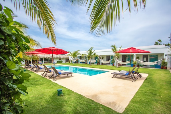 Deluxe Suite, 1 King Bed, Pool View | Living area