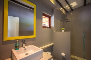 Deluxe Suite, 1 King Bed, Pool View | Bathroom | Shower, rainfall showerhead, free toiletries, hair dryer - Arganama Guesthouse (San Jose)