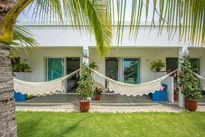 Suite Deluxe, 1 letto king, vista piscina | Biancheria da letto di alta qualità, copriletto in piuma