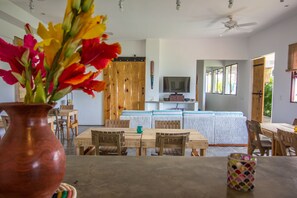 Aperto a colazione, pranzo e cena, cucina locale 