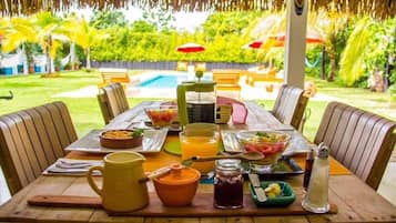 Petit déjeuner et déjeuner servis sur place, spécialités Cuisine locale