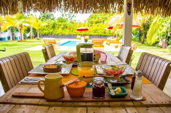 Se sirven desayunos, almuerzos y cenas; cocina local