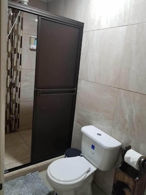 Shower, free toiletries, towels