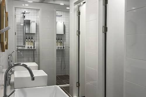 共用宿舍, 僅限女士, 無窗戶 (6 persons, Shared Bathroom Outside) | 公共浴室