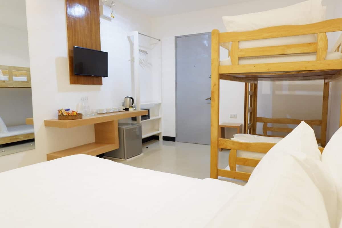Ropa de cama de alta calidad, cubrecamas y minibar