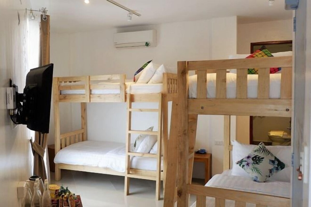 Ropa de cama de alta calidad, edredones de plumas, minibar y caja fuerte