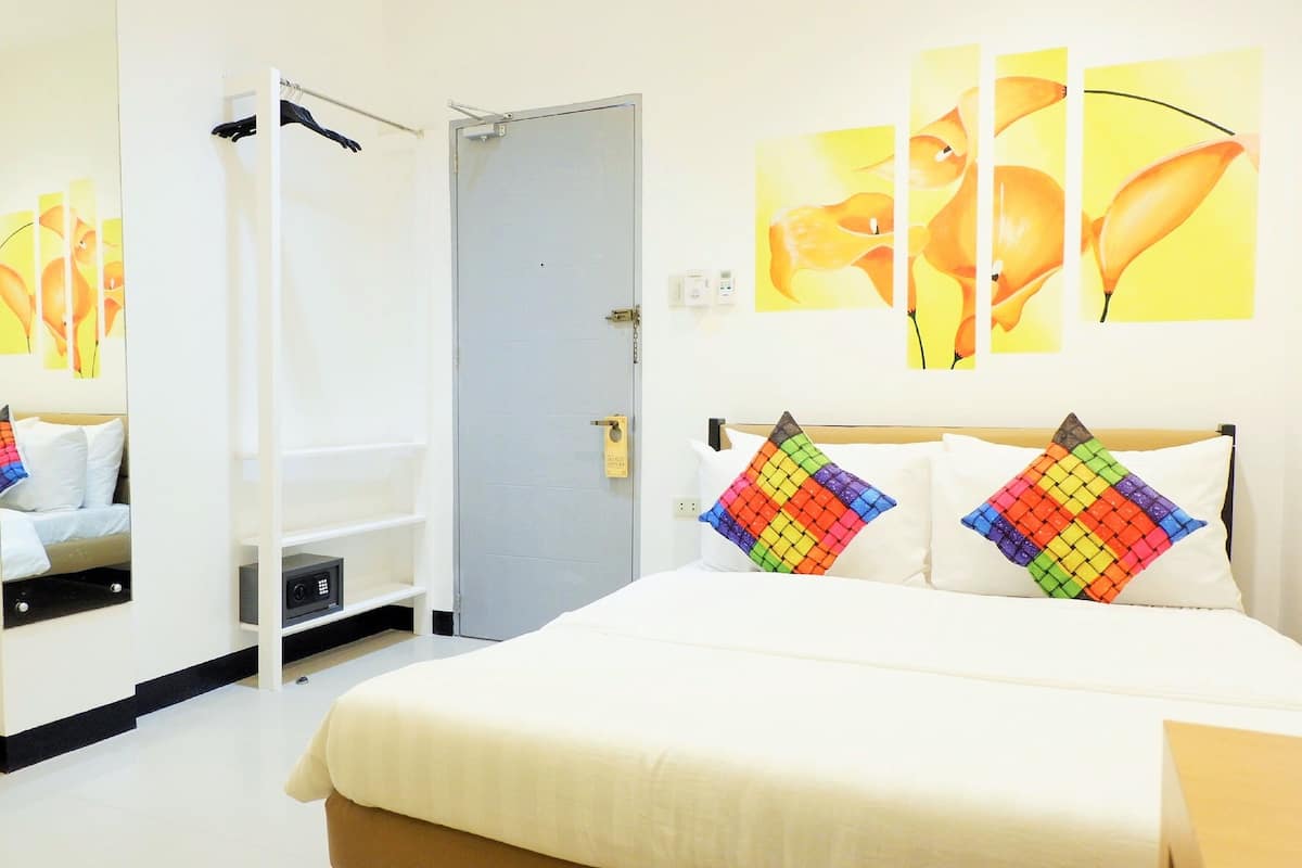 Ropa de cama de alta calidad, cubrecamas y minibar
