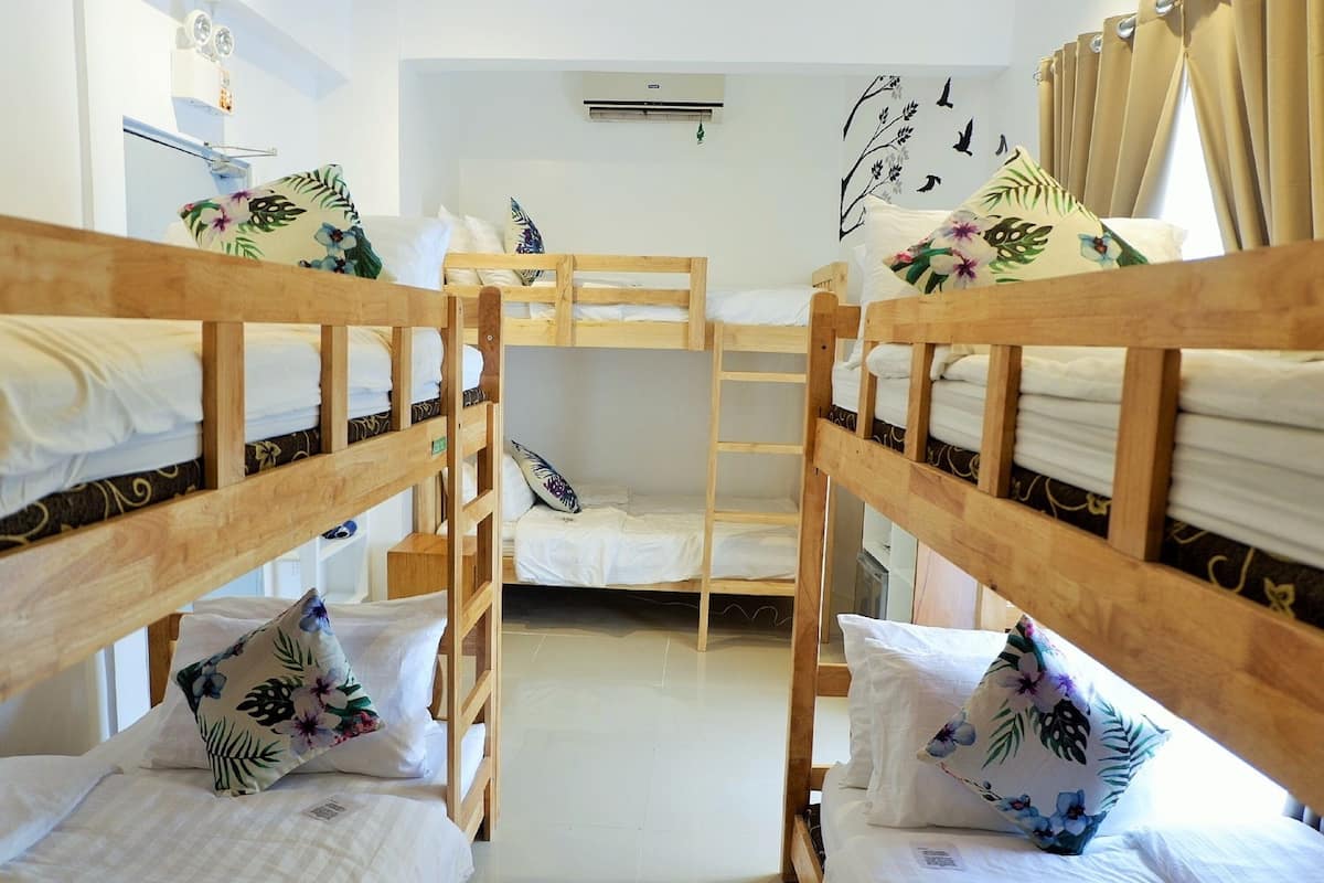 Ropa de cama de alta calidad, cubrecamas y minibar
