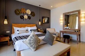 Cofres nos quartos, escrivaninha, cortinas blackout
