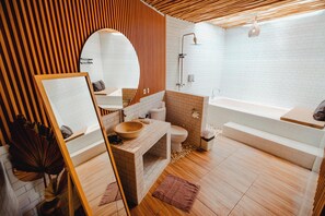 Deluxe Room | Bathroom | Shower, free toiletries, bidet, towels - Agung Wiwin Homestay (Canggu)