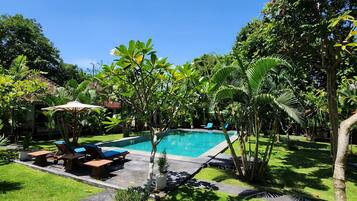 Outdoor pool, sun loungers