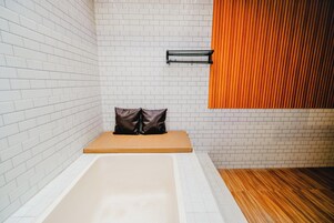 Deluxe Oda | Banyo | Duş, ücretsiz banyo/kozmetik ürünleri, bide, havlu 