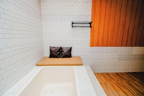 Deluxe Room | Bathroom | Shower, free toiletries, bidet, towels - Agung Wiwin Homestay (Canggu)