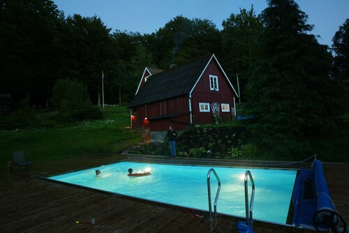 House with pool in the middle of nature!
