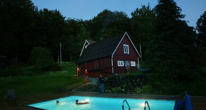 House with pool in the middle of nature!