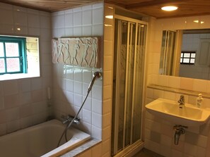 Combined shower/bathtub, bidet - House with pool in the middle of nature! (Kristianstad N)