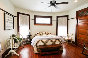 Tabla de planchar con plancha, wifi gratis y ropa de cama 