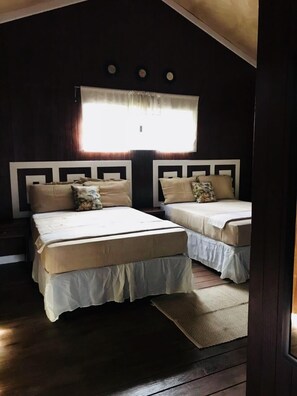 Kamar Double Comfort, 2 Tempat Tidur Double, pemandangan gunung | Seprai antialergi, tempat tidur lipat/tambahan, dan Wi-Fi gratis