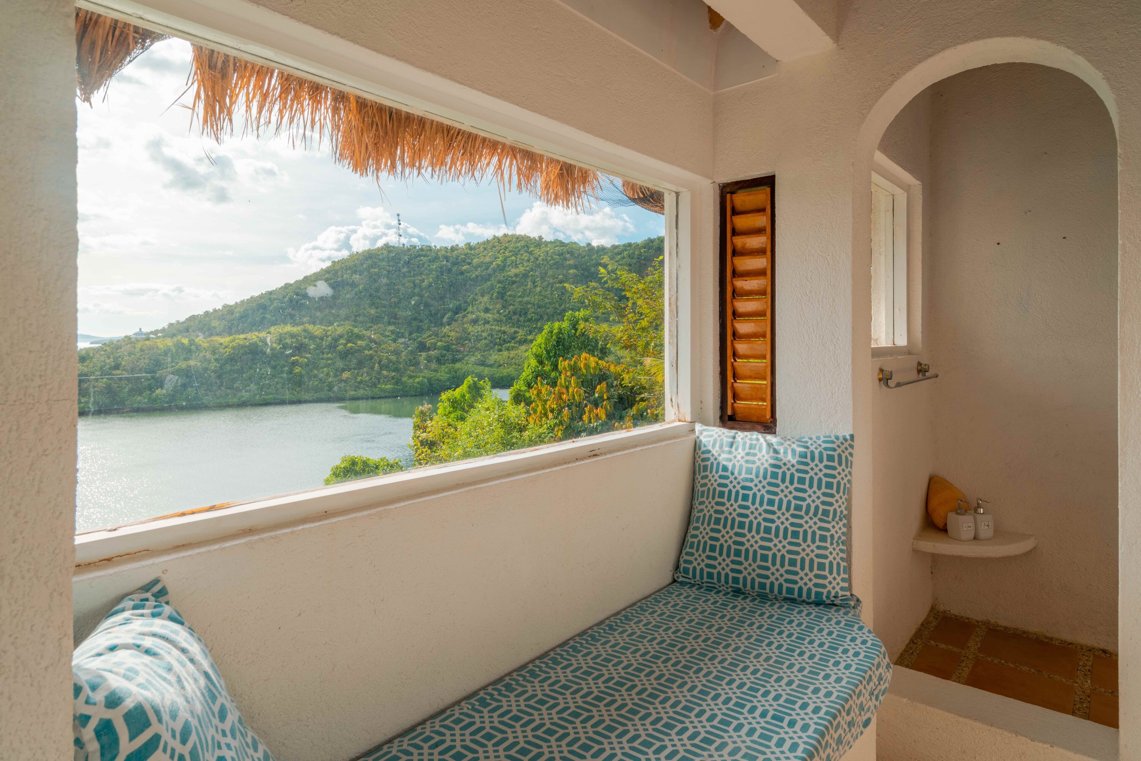 cottage, sea view | bathroom | shower, free toiletries, towels