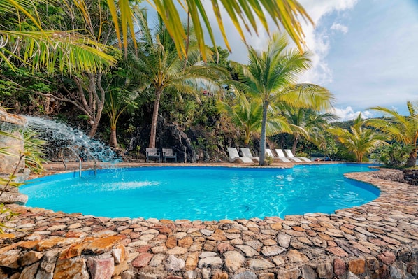 Outdoor pool - Marina del Sol Resort & Yacht Club (Busuanga)