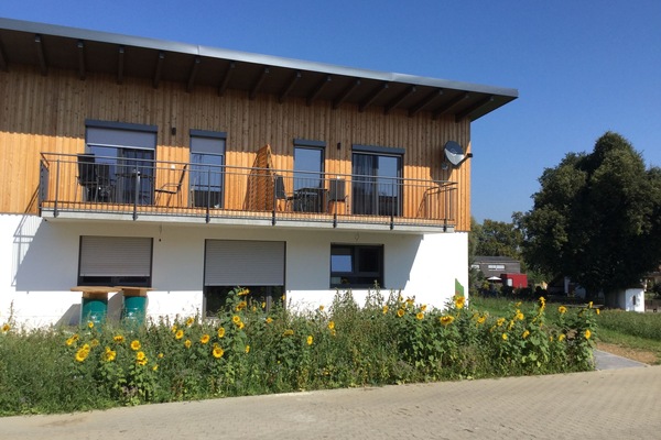 Ferienwohnungen in modernem Ambiente mit sonnigem Balkon-Außenansicht