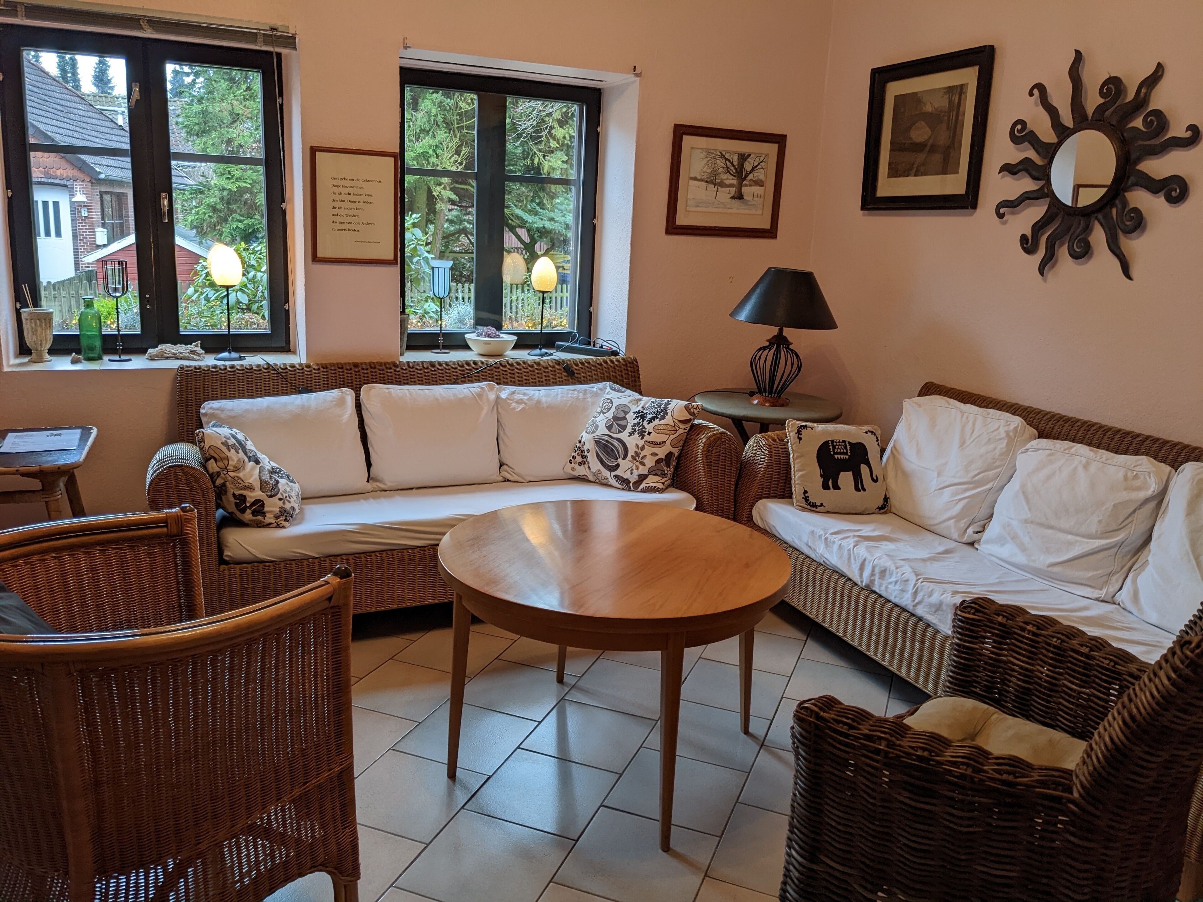 Fernseher, Kamin, Bücher