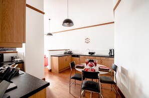 مكتب ومكواة/لوح كي وواي فاي مجانًا وملاءات أسرّة