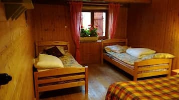 2 bedrooms, travel cot, free WiFi, bed sheets