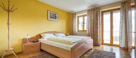 2 bedrooms, iron/ironing board, Internet, bed sheets