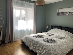 4 bedrooms, iron/ironing board, free WiFi, bed sheets