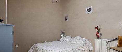 3 عدّة غرف نوم وتجهيزات عازلة للصوت ومكواة/لوح كي وواي فاي