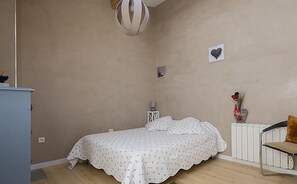 3 slaapkamers, geluiddichte muren, een strijkplank/strijkijzer, wifi