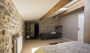3 slaapkamers, geluiddichte muren, een strijkplank/strijkijzer, wifi