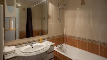 Secadora de cabello, toallas, jabón, shampoo