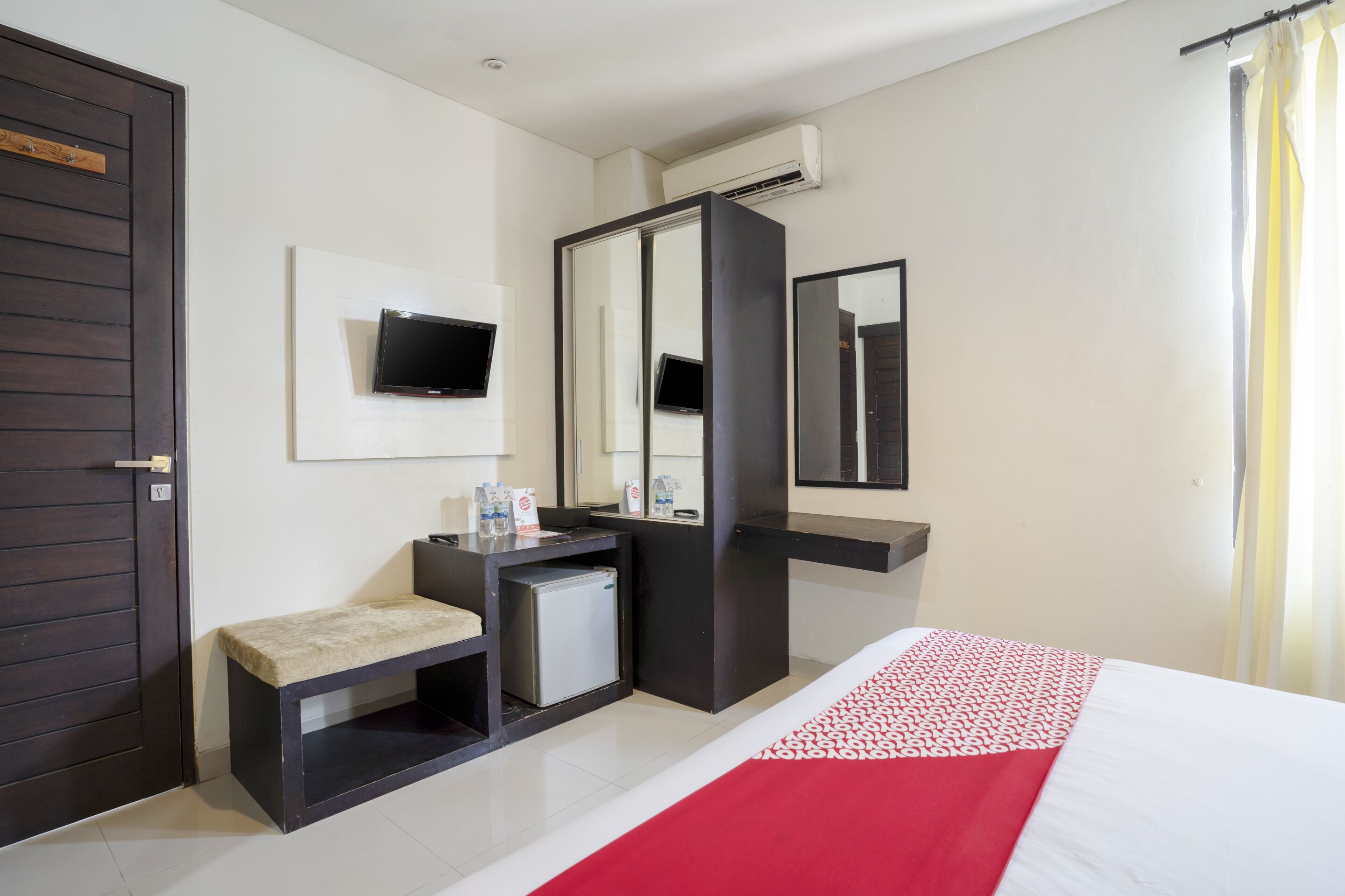 Desk, free WiFi, bed sheets