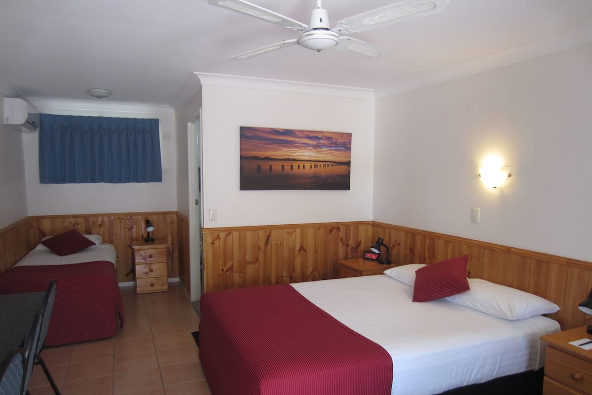 Habitación doble Deluxe de uso individual, 1 cama Queen size | Sábanas de algodón egipcio y ropa de cama de alta calidad