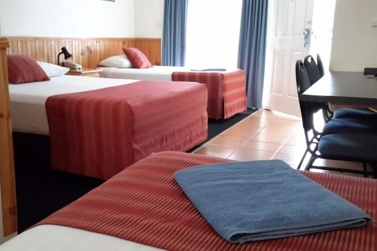 Habitación familiar | Sábanas de algodón egipcio y ropa de cama de alta calidad
