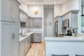 ثلاجة، ميكروويف، فرن، موقد طهي مسطح