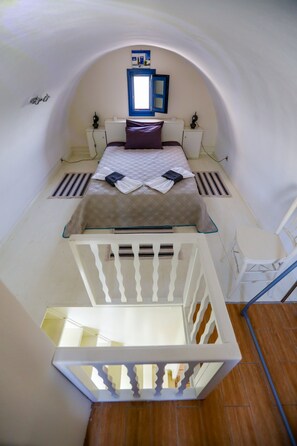3 Bedroom Villa with Private Pool | Hypo-allergenic bedding, in-room safe, laptop workspace, blackout drapes - Maison Marilia (Santorini)