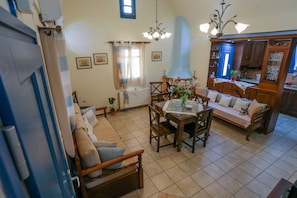 3 Bedroom Villa with Private Pool | Private kitchen | Mini-fridge, coffee/tea maker, electric kettle, cookware/dishes/utensils - Maison Marilia (Santorini)