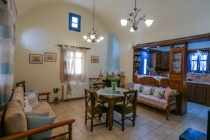 3 Bedroom Villa with Private Pool | Private kitchen | Mini-fridge, coffee/tea maker, electric kettle, cookware/dishes/utensils - Maison Marilia (Santorini)