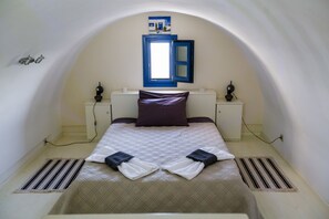 3 Bedroom Villa with Private Pool | Hypo-allergenic bedding, in-room safe, laptop workspace, blackout drapes - Maison Marilia (Santorini)