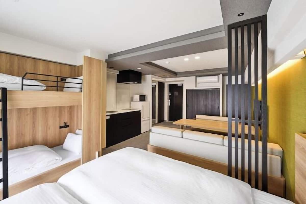 Down duvets, in-room safe, desk, blackout curtains